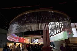 倫敦博物館這面LED顯示墻采用了透明?？寺」?，內(nèi)裝有線性LED單元，保護顯示墻免受外界的影響